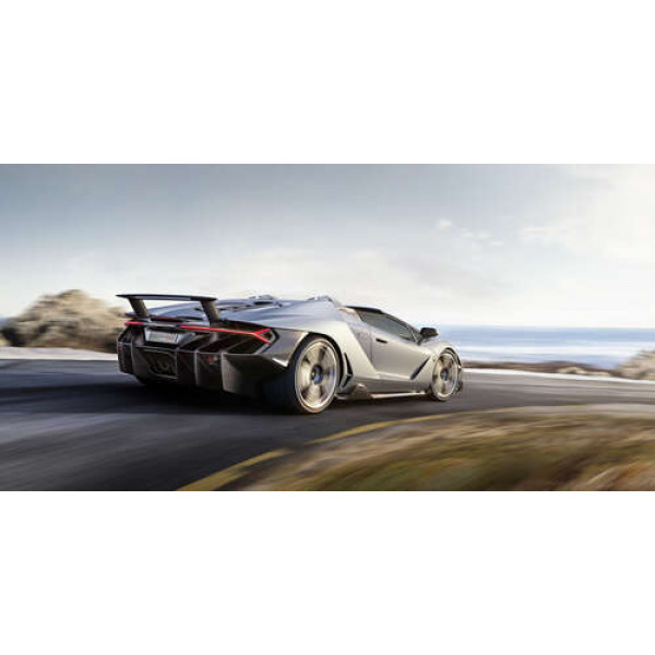 Сріблястий автомобіль Lamborghini Centenario мчить по дорозі