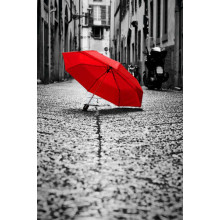 Червона парасолька на мокрій вуличці
