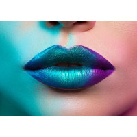 Женские губы очерченные сине-зеленой помадой