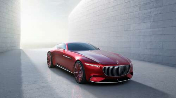 Красный автомобиль Mercedes-Maybach Vision 6