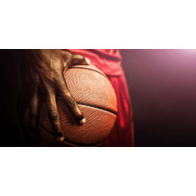 Баскетбольний м'яч у великій руці спортсмена