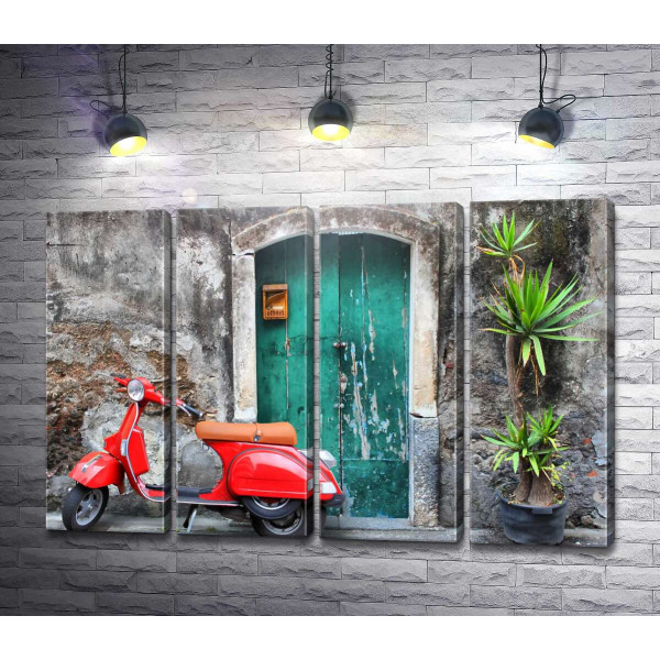 Красный скутер у входной двери