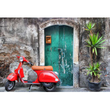 Червоний скутер біля вхідних дверей