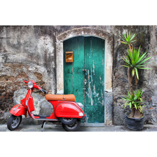 Червоний скутер біля вхідних дверей
