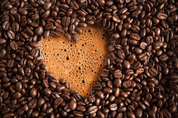 Серце з кавової пінки і зерен