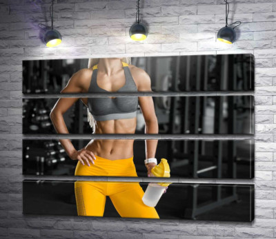 Спортивна фігура дівчини на фоні спортклубу
