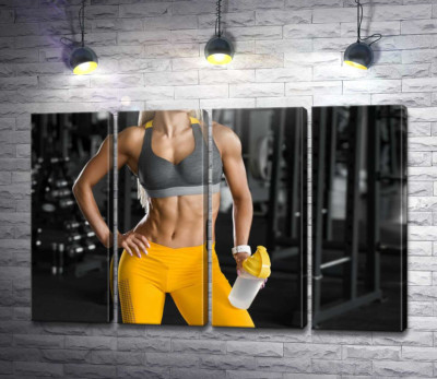 Спортивная фигура девушки на фоне спортклуба