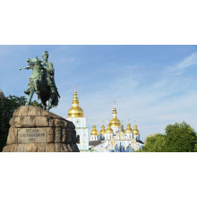 Памятник Богдану Хмельницкому в Киеве на фоне собора
