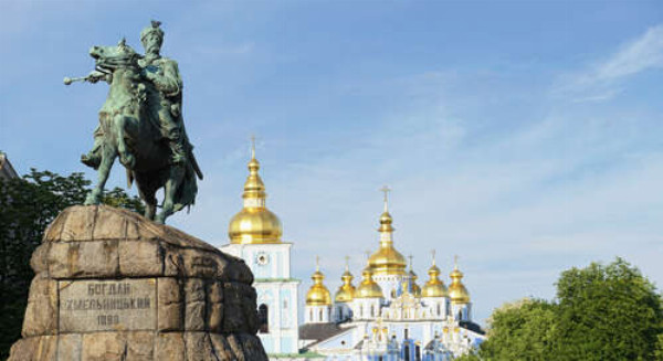 Памятник Богдану Хмельницкому в Киеве на фоне собора