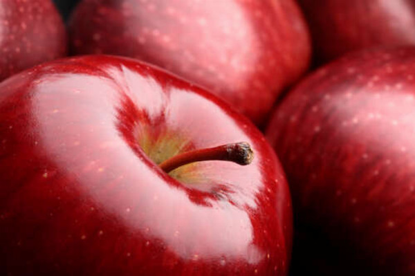 Сочные красные яблоки