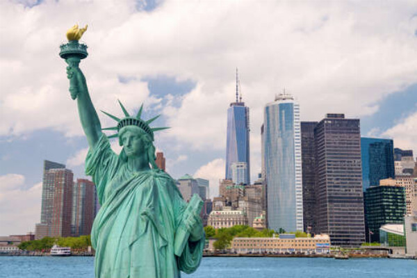 Статуя свободи біля Манхеттена