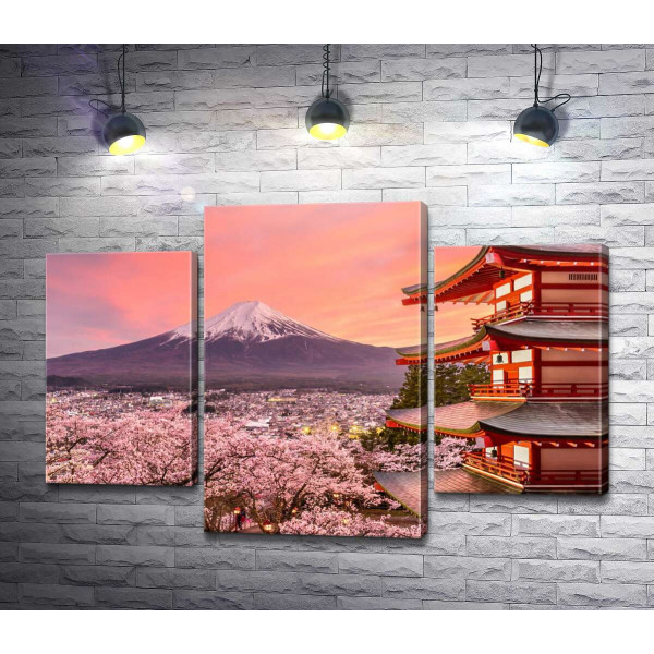 Гора Фудзі та пагода потопають у квітах сакури