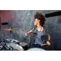 Девушка-музыкант виртуозно играет на барабанах