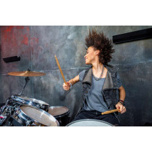 Дівчина-музикант віртуозно грає на барабанах
