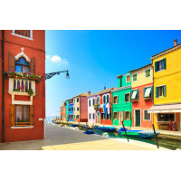 Заводь с лодками и красочными домиками в Венеции, Бурано