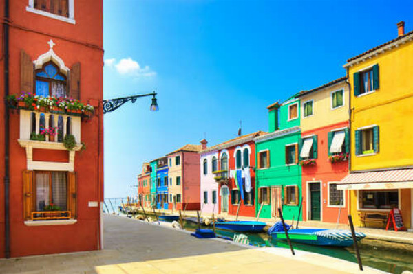 Заводь с лодками и красочными домиками в Венеции, Бурано