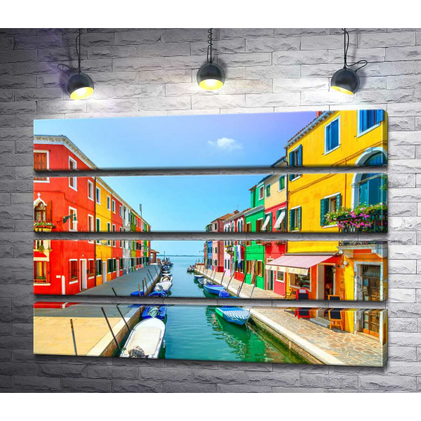 Канал Венеції між барвистими будиночками