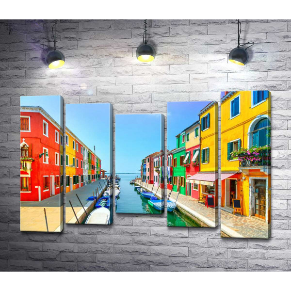 Канал Венеции между красочных домиков