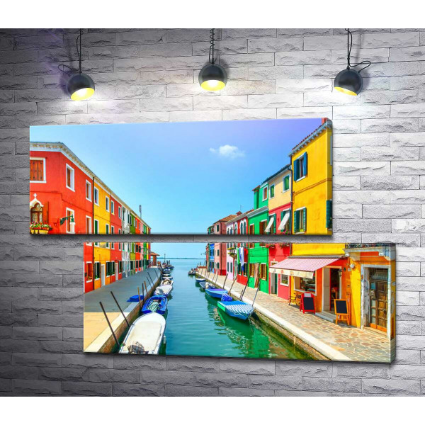 Канал Венеции между красочных домиков