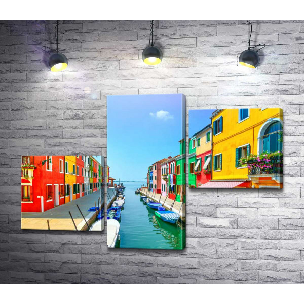 Канал Венеції між барвистими будиночками