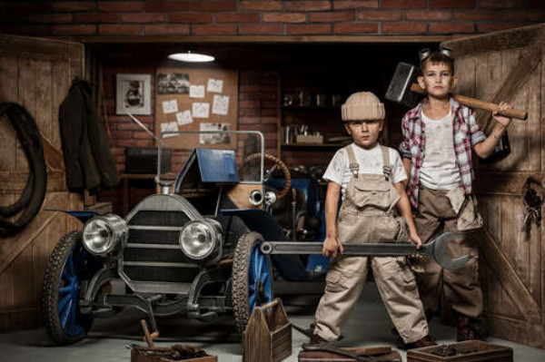 Мальчишки в роли автомастеров в гараже