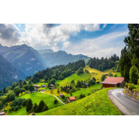 Вид на швейцарские альпы, покрытые зеленью