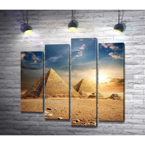 Самотні єгипетські піраміди на заході сонця