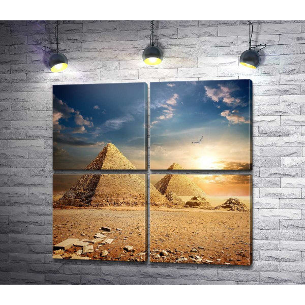 Одинокие египетские пирамиды на закате