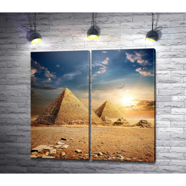 Одинокие египетские пирамиды на закате