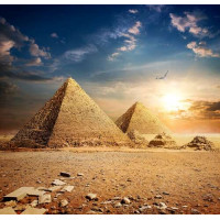 Самотні єгипетські піраміди на заході сонця