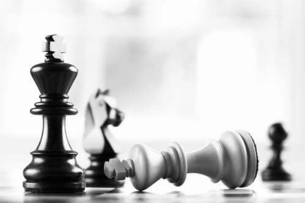 Шахматные фигуры: победа черных над белыми