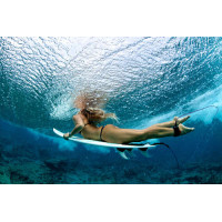 Сексуальная девушка на серф доске под водой