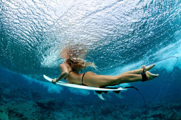Сексуальная девушка на серф доске под водой