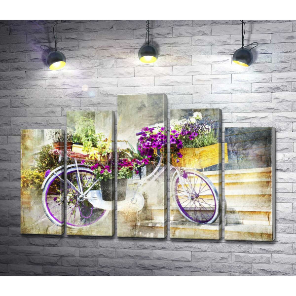 Велосипед с сиреневыми цветами в лукошке