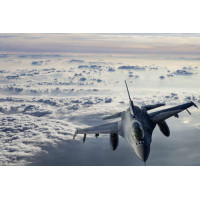 Самолет F-16 Falcon в небе