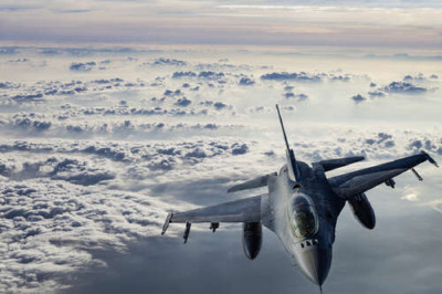 Літак F-16 Falcon у небі
