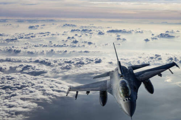 Самолет F-16 Falcon в небе