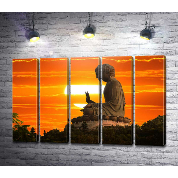 Статуя Будды на закате