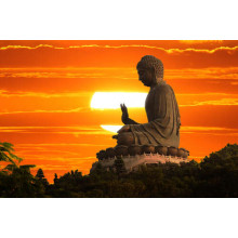 Статуя Будди на заході сонця