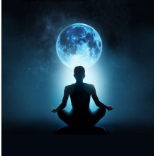 Медитуючий силует навпроти місяця