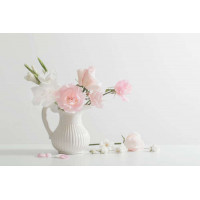 Нежный букет роз и гладиолусов в белоснежном кувшине