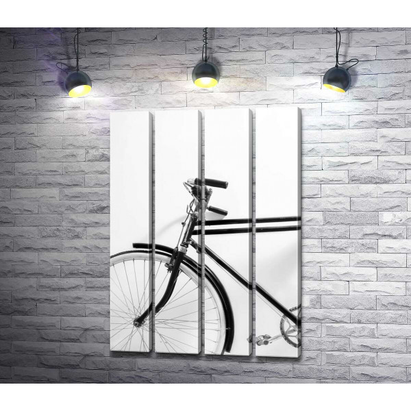 Фрагмент черно-белого велосипеда