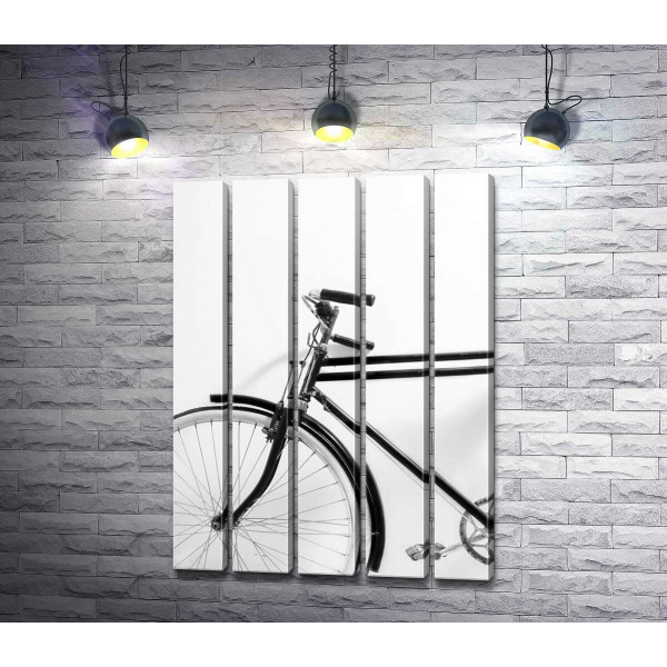 Фрагмент чорно-білого велосипеда