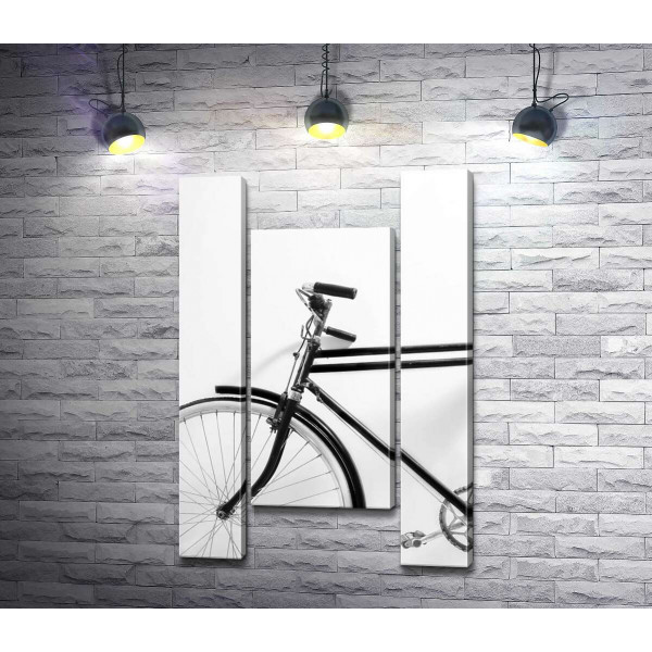 Фрагмент черно-белого велосипеда