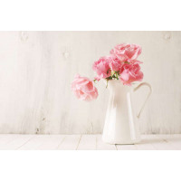 Розы в белой минималистичной вазе
