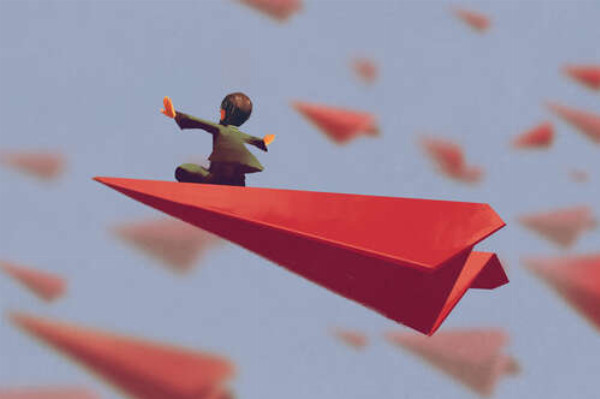 Летчик на бумажном красном самолете