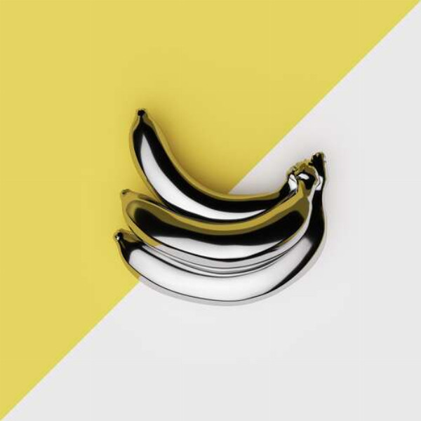 Металеві банани на жовто-білому тлі