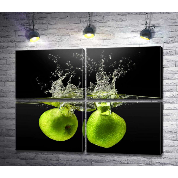 Два зеленых яблока в воде