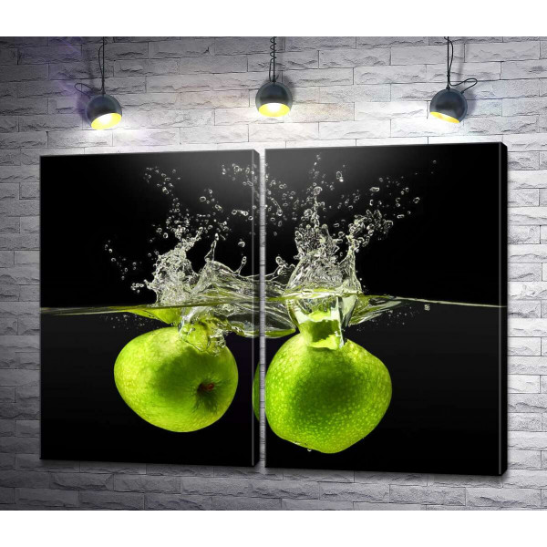 Два зеленых яблока в воде