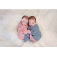 Два младенца сладко спят в коконах